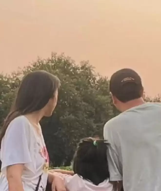 汤唯疑怀二胎，网友从倪妮和汤唯“咬耳朵”猜到，其身形发福