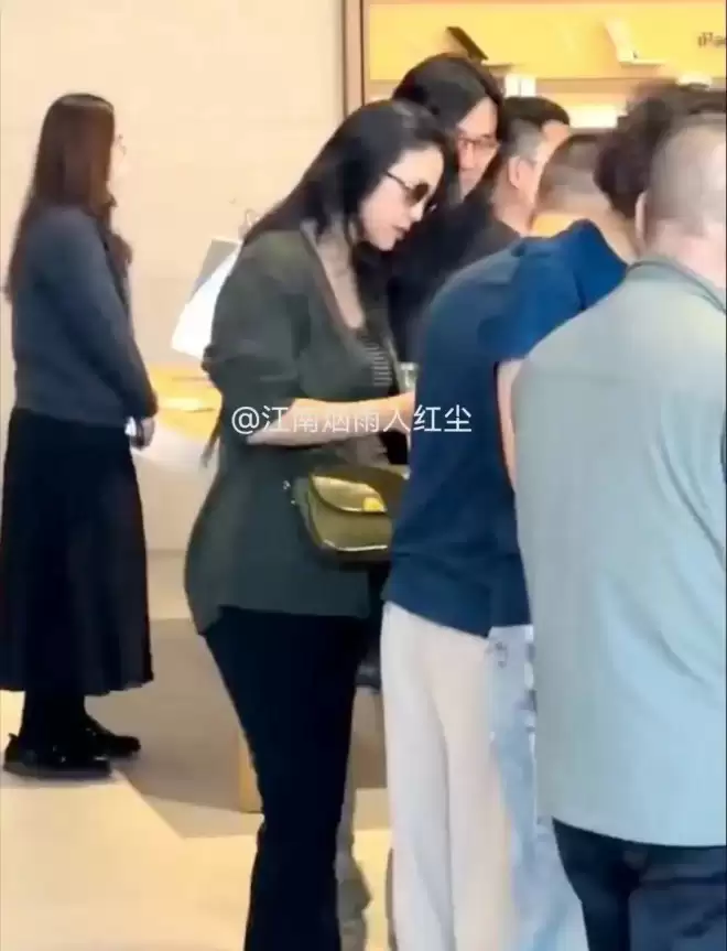 汤唯疑怀二胎，网友从倪妮和汤唯“咬耳朵”猜到，其身形发福