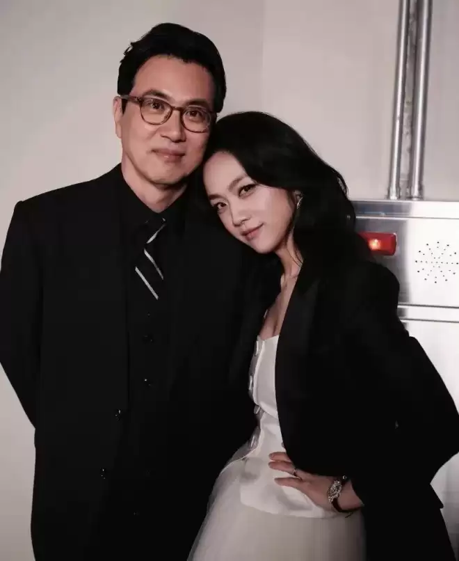 汤唯疑怀二胎，网友从倪妮和汤唯“咬耳朵”猜到，其身形发福