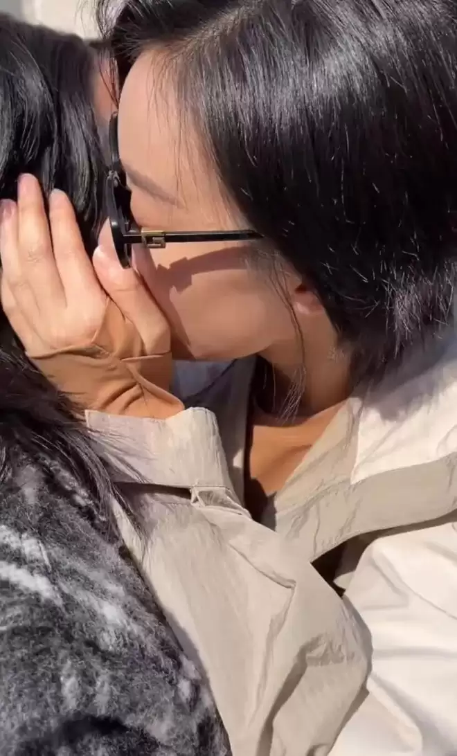 汤唯疑怀二胎，网友从倪妮和汤唯“咬耳朵”猜到，其身形发福