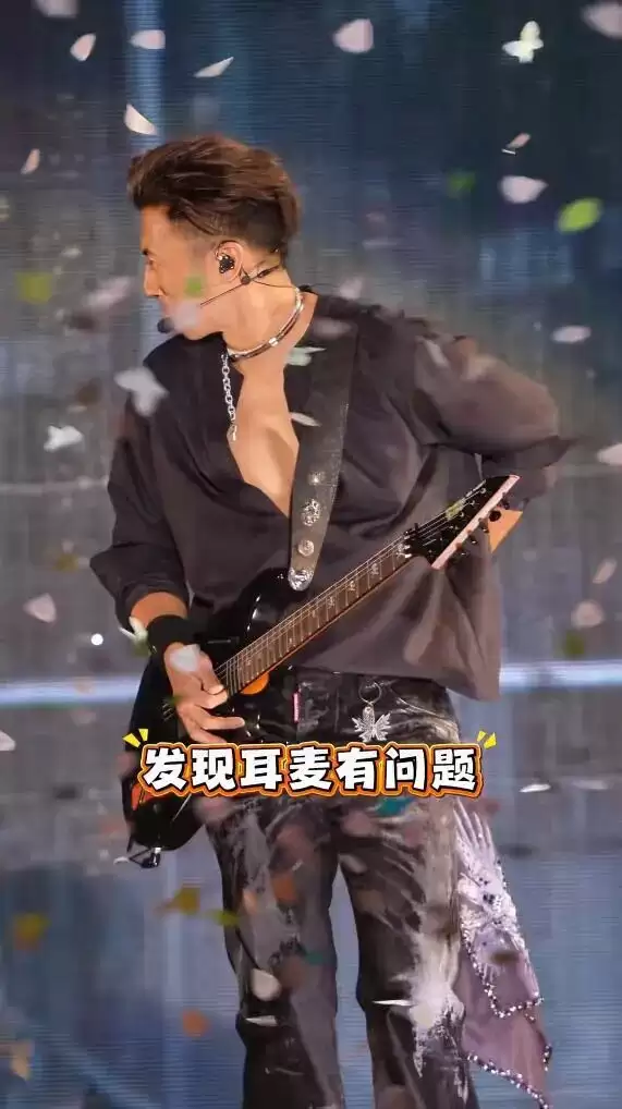 谢霆锋深圳演唱会杀疯了！设备故障怒摘耳麦直接甩飞，深V造型秀胸肌帅出新高度