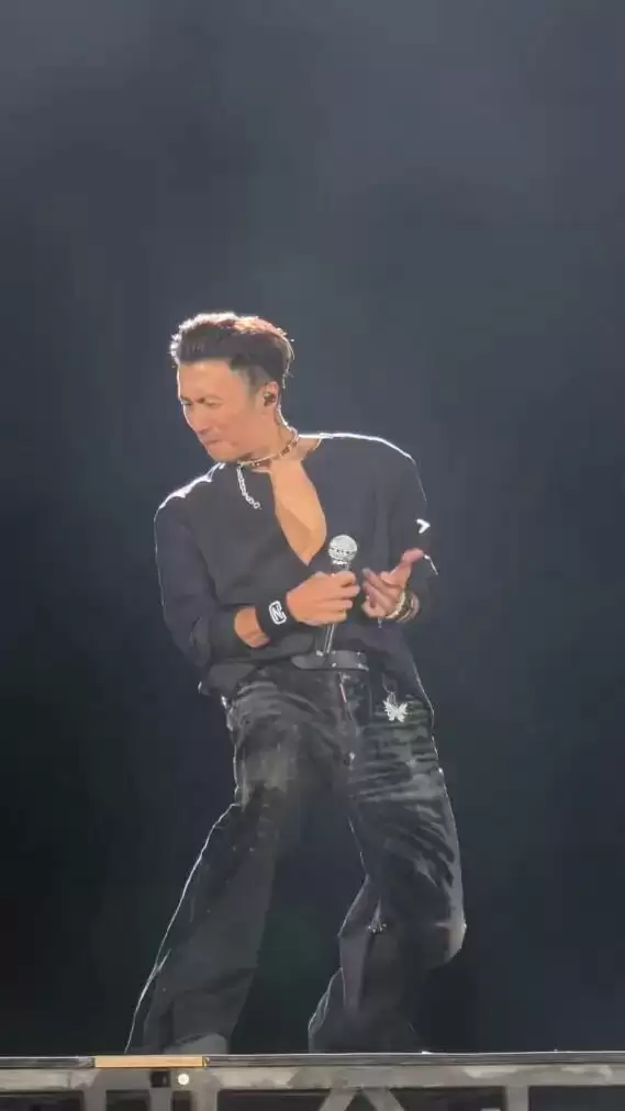 谢霆锋深圳演唱会杀疯了！设备故障怒摘耳麦直接甩飞，深V造型秀胸肌帅出新高度
