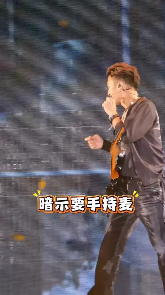 谢霆锋深圳演唱会杀疯了！设备故障怒摘耳麦直接甩飞，深V造型秀胸肌帅出新高度