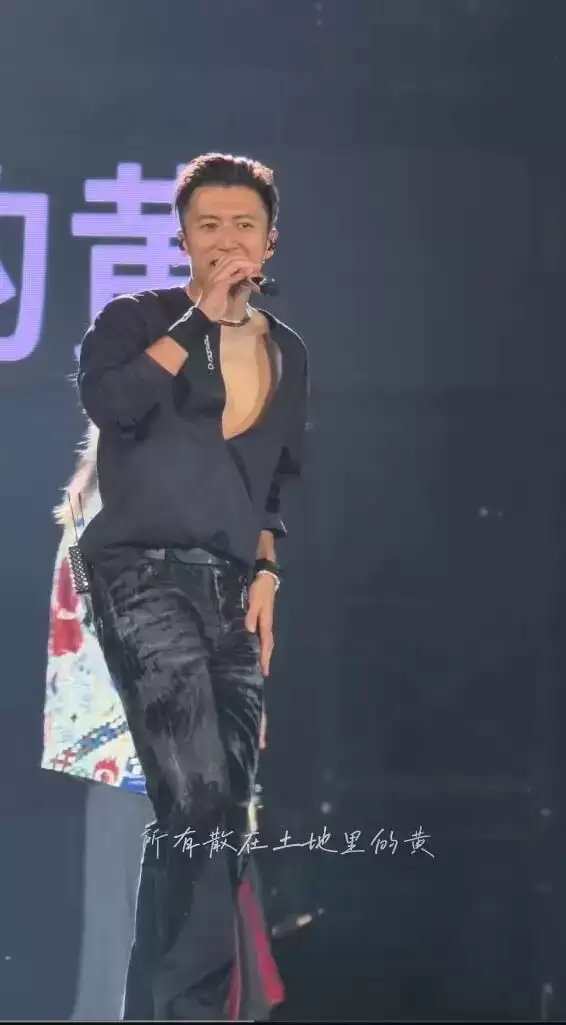 谢霆锋深圳演唱会杀疯了！设备故障怒摘耳麦直接甩飞，深V造型秀胸肌帅出新高度