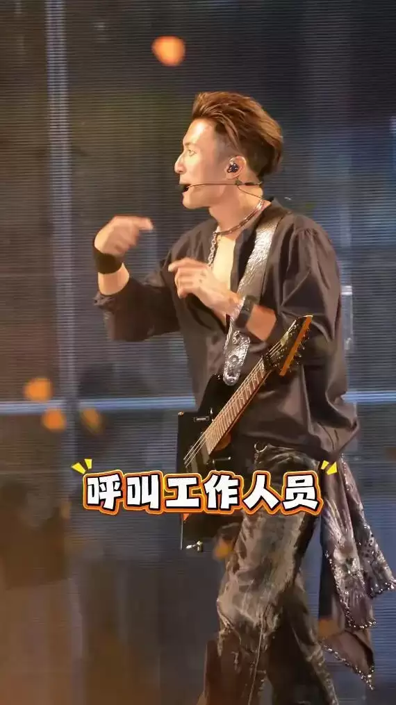 谢霆锋深圳演唱会杀疯了！设备故障怒摘耳麦直接甩飞，深V造型秀胸肌帅出新高度