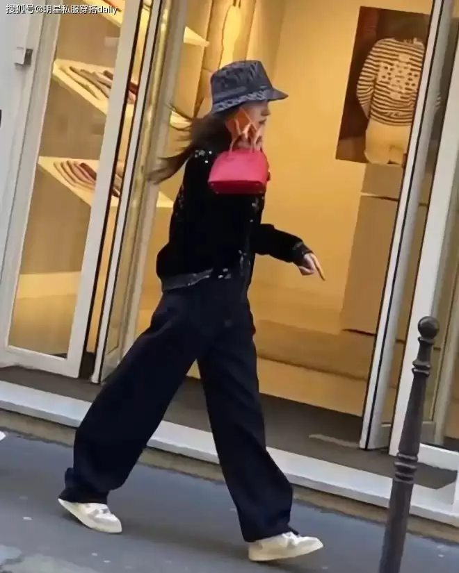 章泽天对镜自拍真少女！巴黎街头和刘强东逛街，夫妻恩爱穿搭时髦