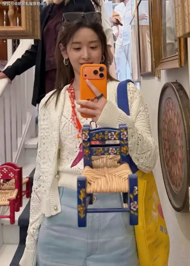 章泽天对镜自拍真少女！巴黎街头和刘强东逛街，夫妻恩爱穿搭时髦
