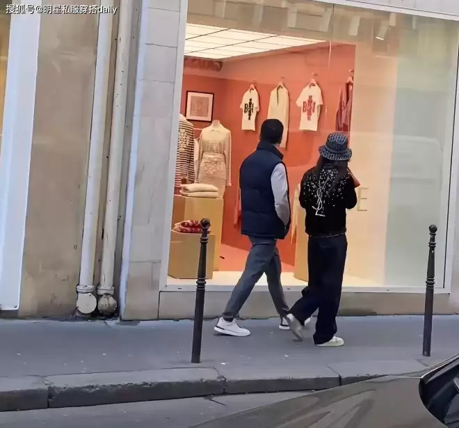 章泽天对镜自拍真少女！巴黎街头和刘强东逛街，夫妻恩爱穿搭时髦