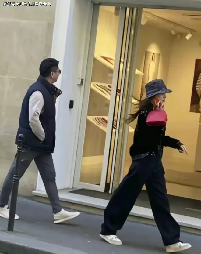 章泽天对镜自拍真少女！巴黎街头和刘强东逛街，夫妻恩爱穿搭时髦