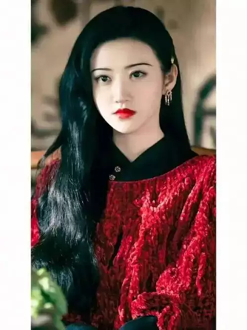 “人间富贵花”景甜绝美写真！雪肤玉貌魔鬼身材性感火辣