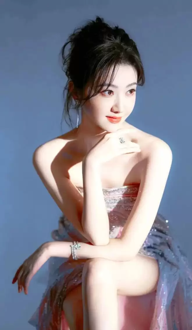“人间富贵花”景甜绝美写真！雪肤玉貌魔鬼身材性感火辣