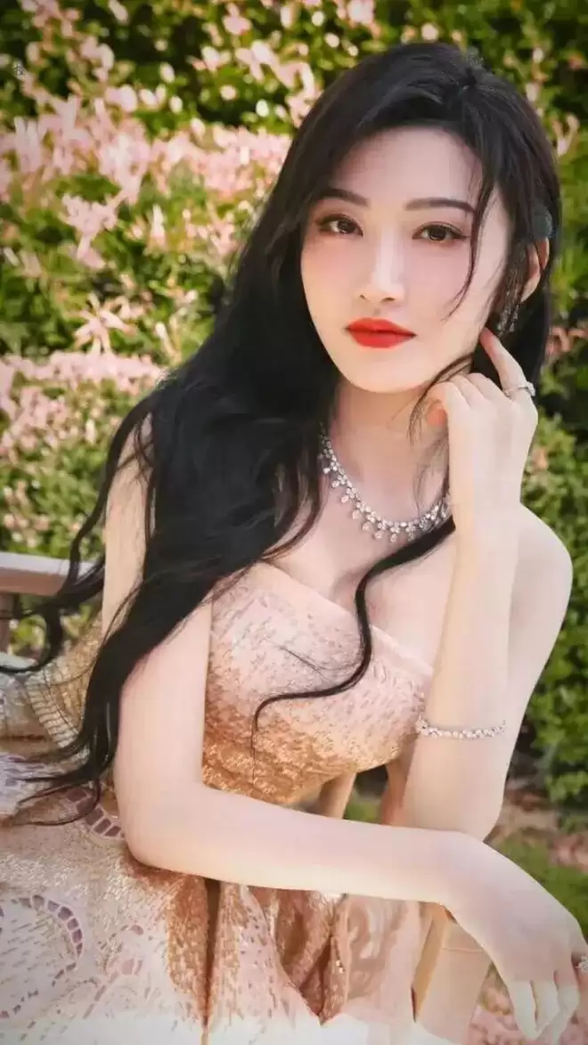 “人间富贵花”景甜绝美写真！雪肤玉貌魔鬼身材性感火辣