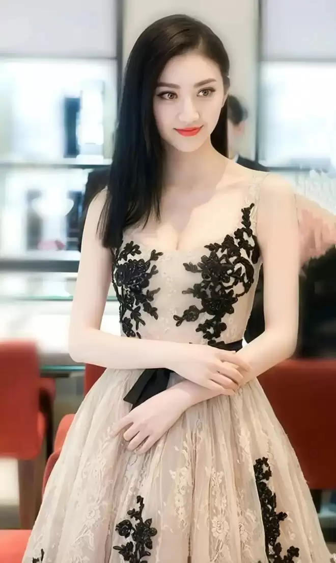 “人间富贵花”景甜绝美写真！雪肤玉貌魔鬼身材性感火辣