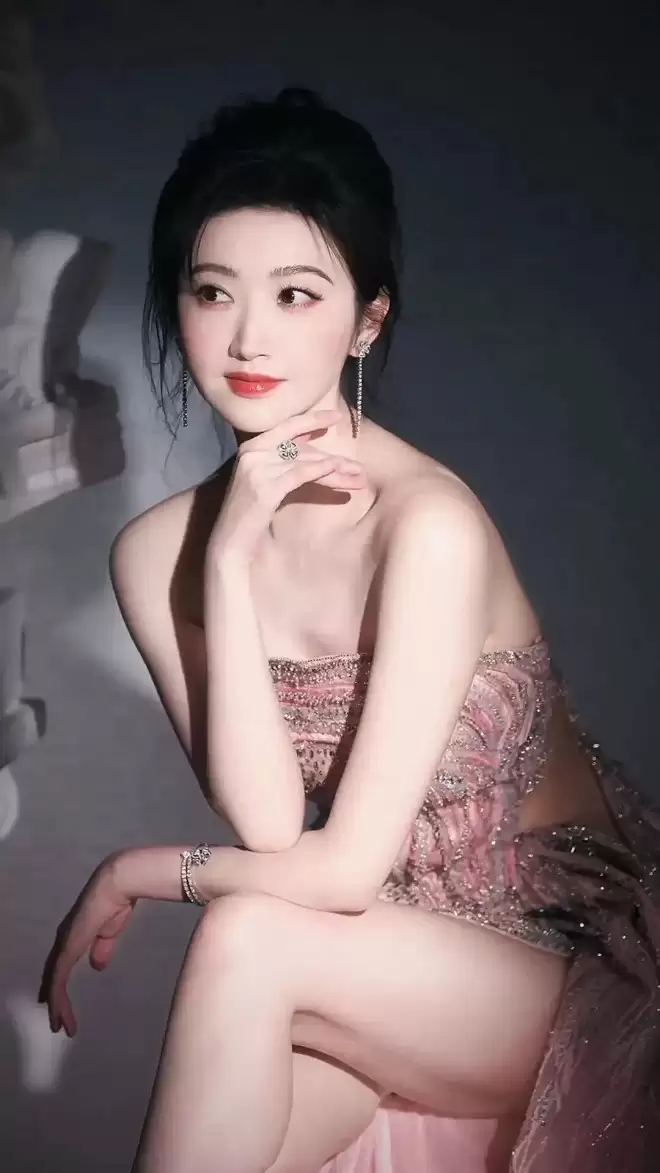“人间富贵花”景甜绝美写真！雪肤玉貌魔鬼身材性感火辣