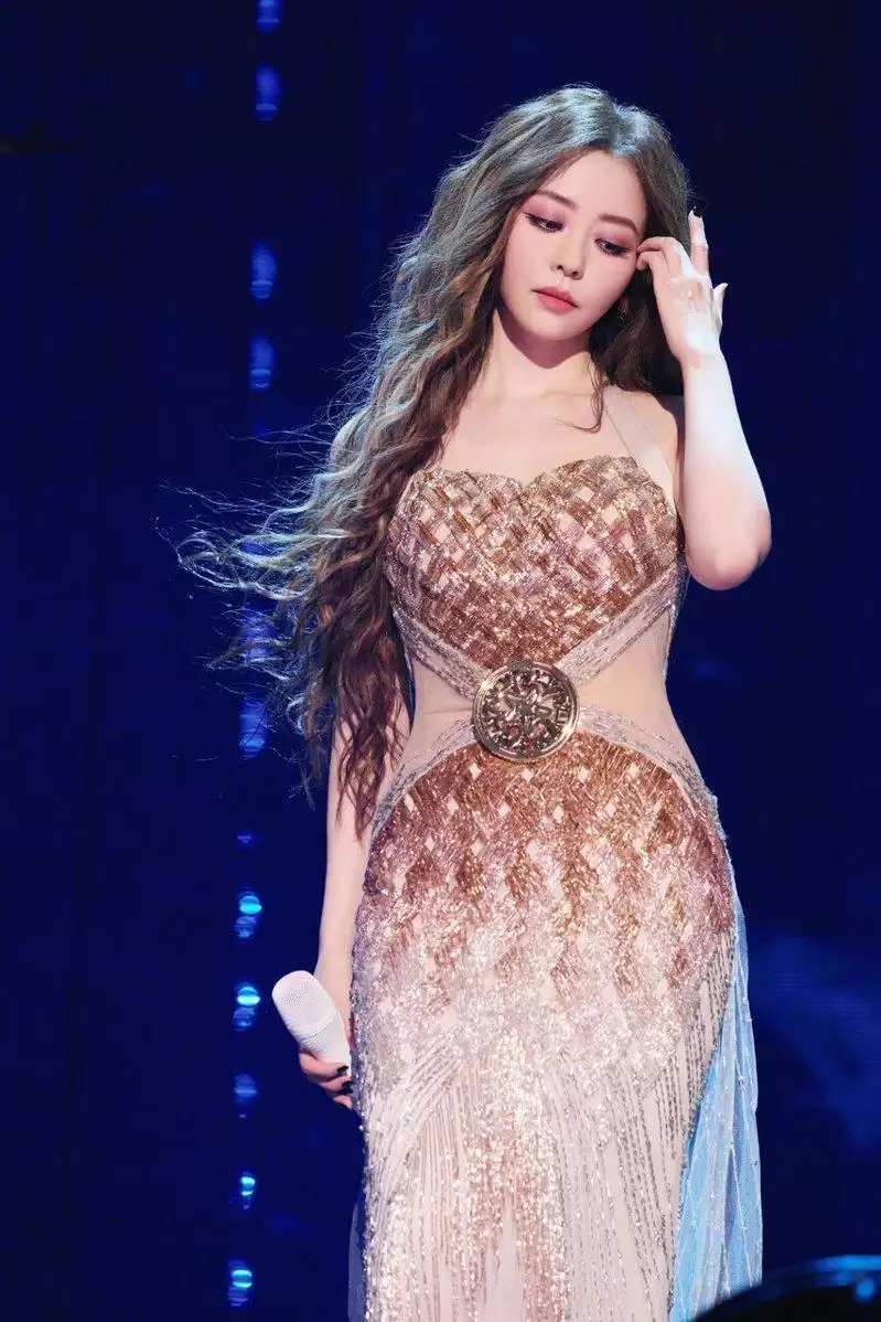 没有不开心…做脸翻车表情管理难 张靓颖自嘲“不笑女”