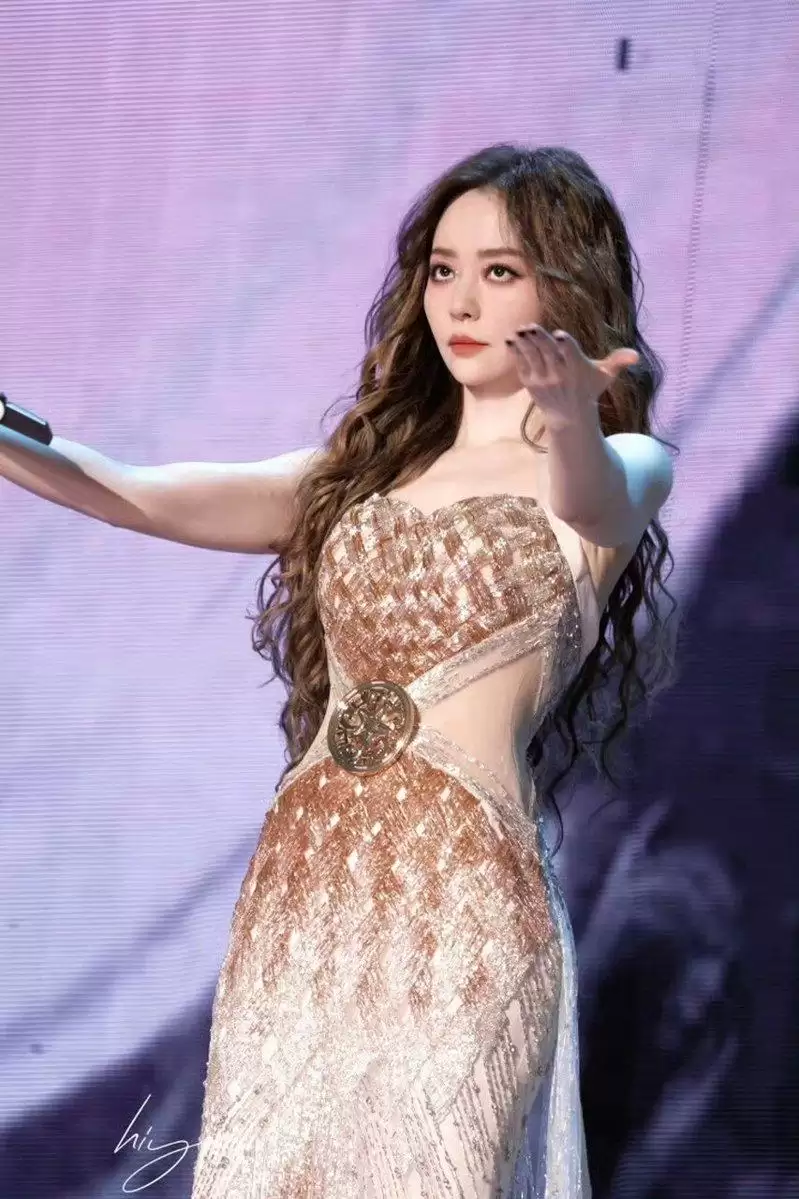 没有不开心…做脸翻车表情管理难 张靓颖自嘲“不笑女”