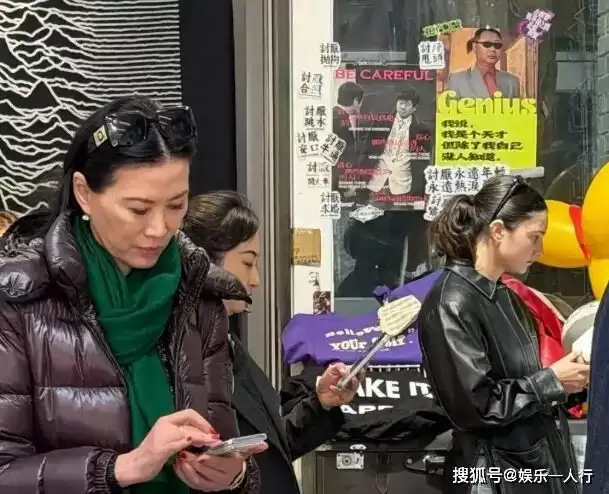 北京街头偶遇57岁邓文迪，纯素颜逛杂货铺