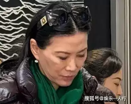 北京街头偶遇57岁邓文迪，纯素颜逛杂货铺