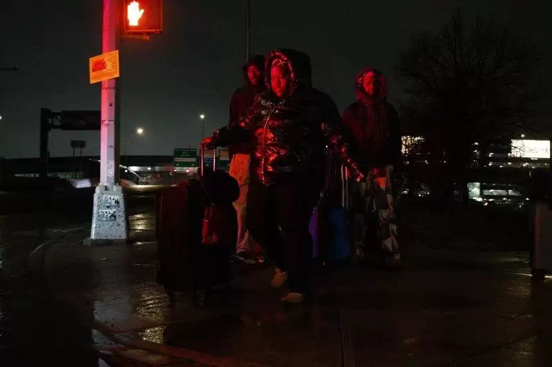拉瓜地亚撞机乘客惊魂：触地数秒头撞椅 朋友鼻子断了