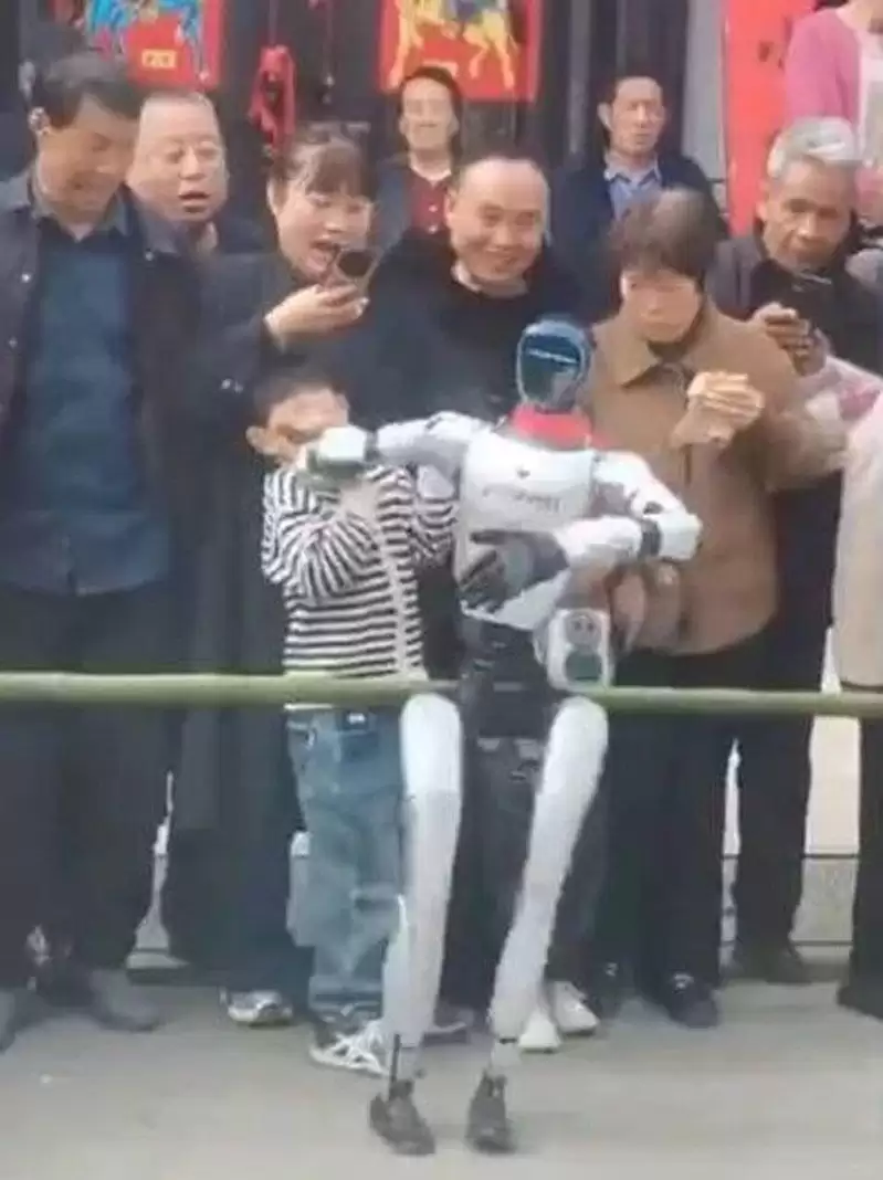 宇树机器人在陕西表演暴走 搧男童一巴掌后继续跳舞