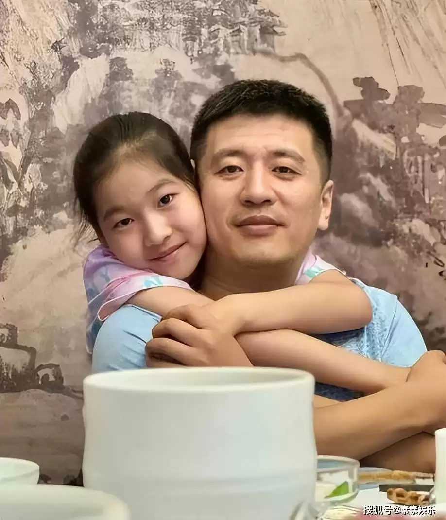 张雪峰离世:留给11岁女儿上亿遗产 妻子父母泪别