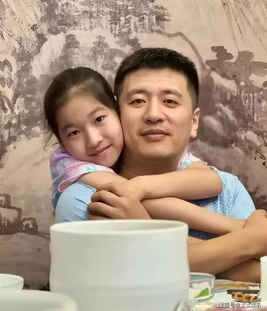 张雪峰离世：留给11岁女儿上亿遗产 妻子父母泪别