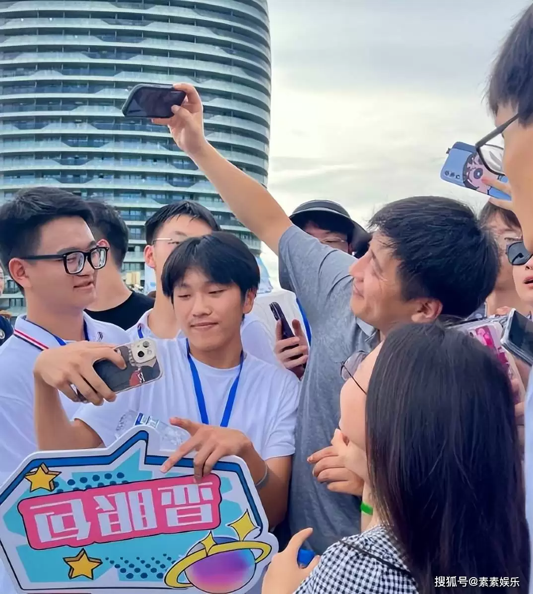 张雪峰离世:留给11岁女儿上亿遗产 妻子父母泪别