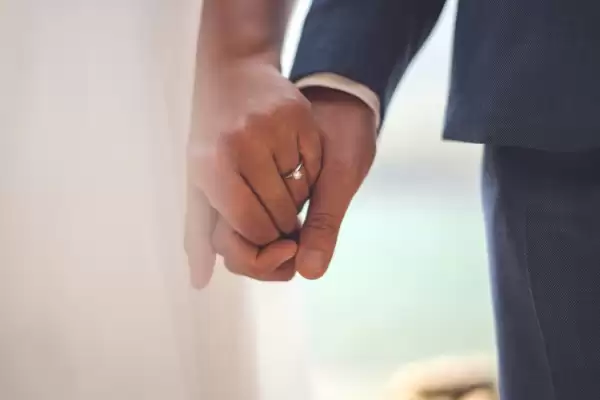 无奈！超7成加国人因经济原因维系着婚姻