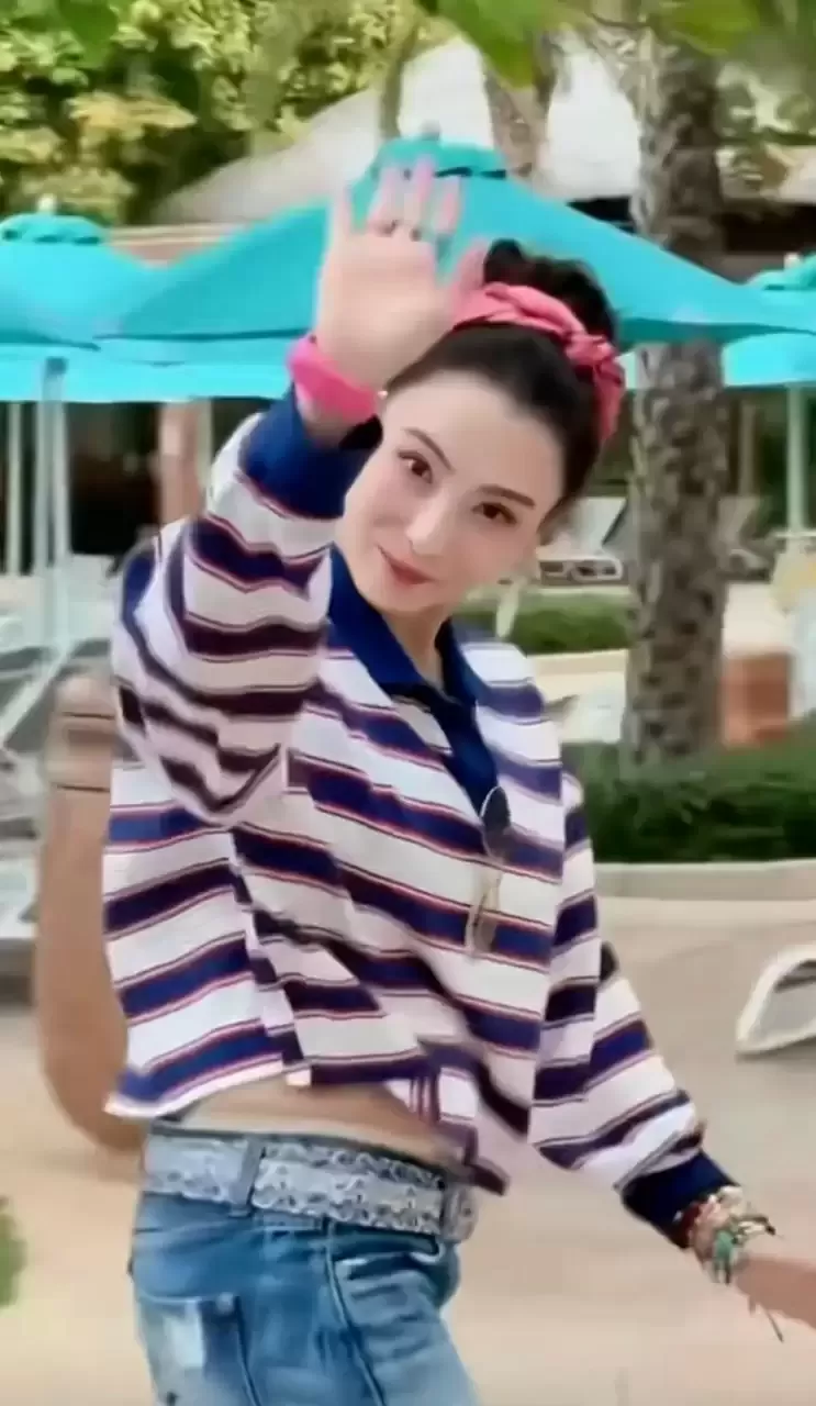 宽松上衣配破洞牛仔裤 张柏芝穿搭被笑“偷穿儿子衣服”