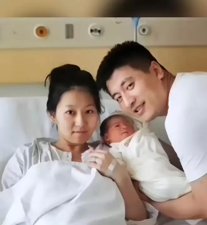 41岁张雪峰去世后续，其婚姻被扒，已离婚6年，前妻很低调
