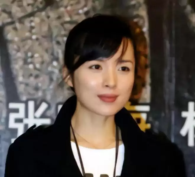 她26岁成双料影后,二婚靳东生两子,今48岁美得自信从容