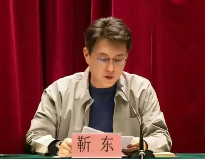 她26岁成双料影后,二婚靳东生两子,今48岁美得自信从容