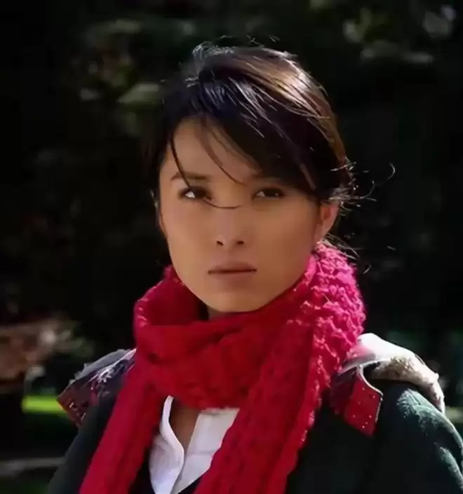 她26岁成双料影后,二婚靳东生两子,今48岁美得自信从容