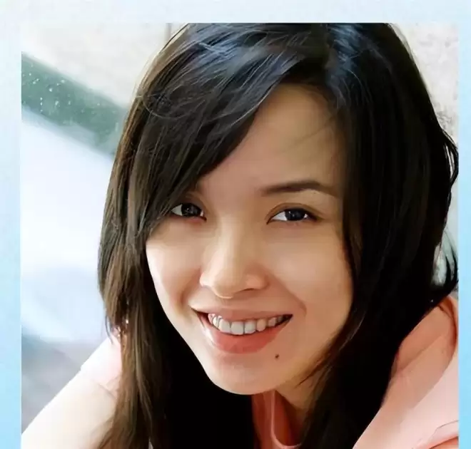 她26岁成双料影后,二婚靳东生两子,今48岁美得自信从容