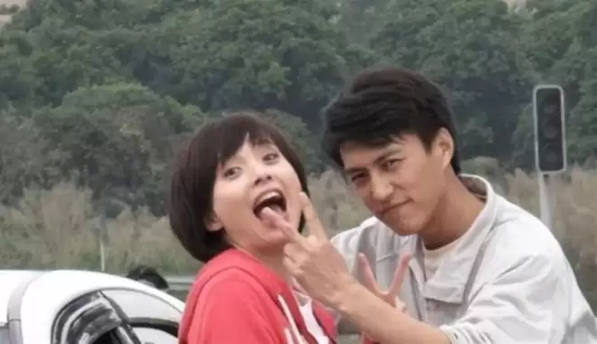 她26岁成双料影后,二婚靳东生两子,今48岁美得自信从容