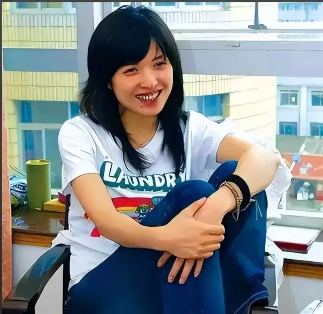 她26岁成双料影后,二婚靳东生两子,今48岁美得自信从容