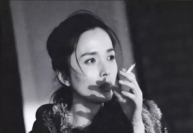 她26岁成双料影后,二婚靳东生两子,今48岁美得自信从容