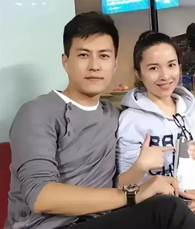 她26岁成双料影后,二婚靳东生两子,今48岁美得自信从容