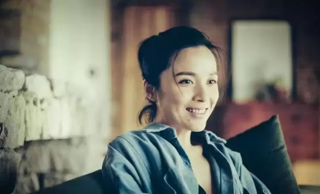 她26岁成双料影后,二婚靳东生两子,今48岁美得自信从容