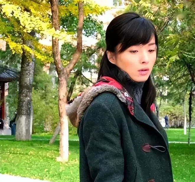 她26岁成双料影后,二婚靳东生两子,今48岁美得自信从容