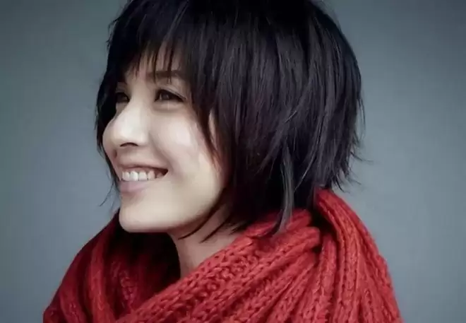 她26岁成双料影后,二婚靳东生两子,今48岁美得自信从容