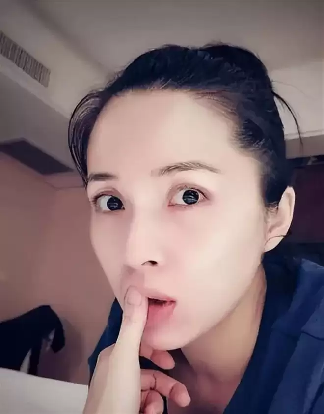 她26岁成双料影后,二婚靳东生两子,今48岁美得自信从容