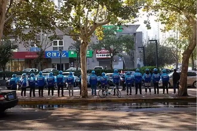 被困在系统里的外卖员:一个县城外卖站里的人情江湖