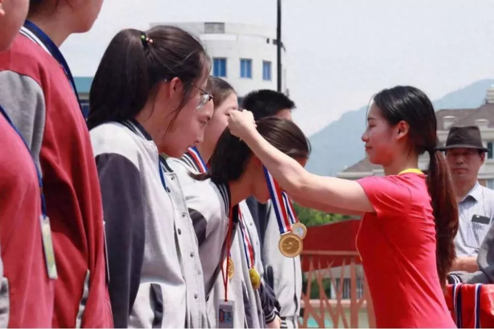 退役体操冠军，直播“擦边”之后