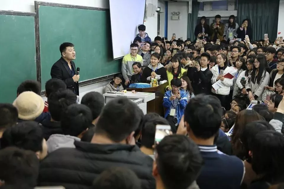 张雪峰员工：办公室已拆掉红色锦旗，员工彻夜难眠