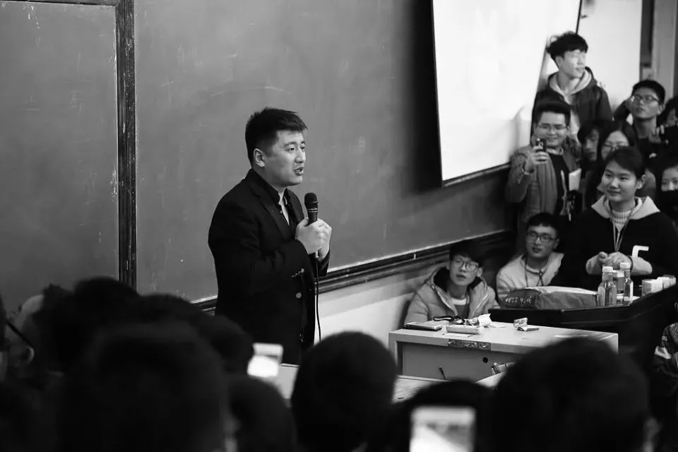 张雪峰员工：办公室已拆掉红色锦旗，员工彻夜难眠