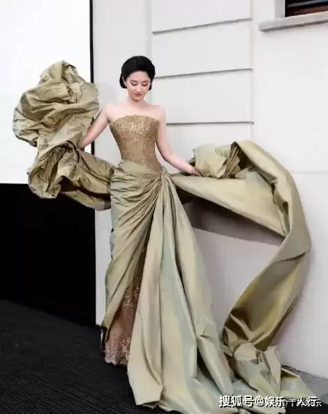 39岁刘亦菲米兰一夜封神:穿“土味”鱼嘴鞋征服..