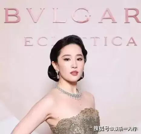 39岁刘亦菲米兰一夜封神:穿“土味”鱼嘴鞋征服..