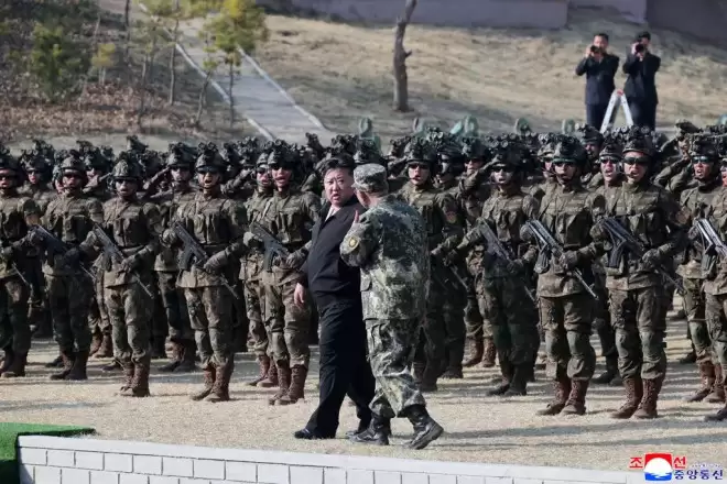 警告美国 朝鲜非伊朗！金正恩秀“三驾马车”炫实力