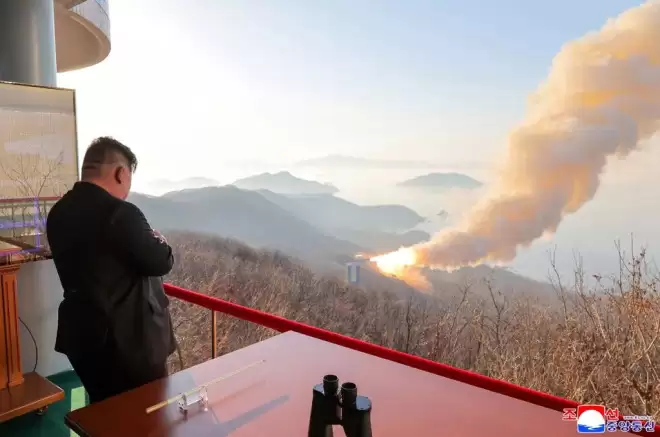 警告美国 朝鲜非伊朗！金正恩秀“三驾马车”炫实力